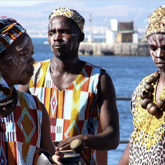 Každá africká menšina má své typické oblečení