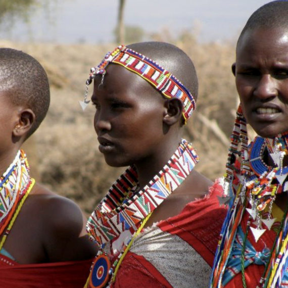 Oblast Masai Mara- masajské ženy připravené k tanci