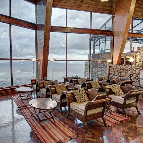 Užijete si krásné výhledy na Ngorongoro z hotelového lobby