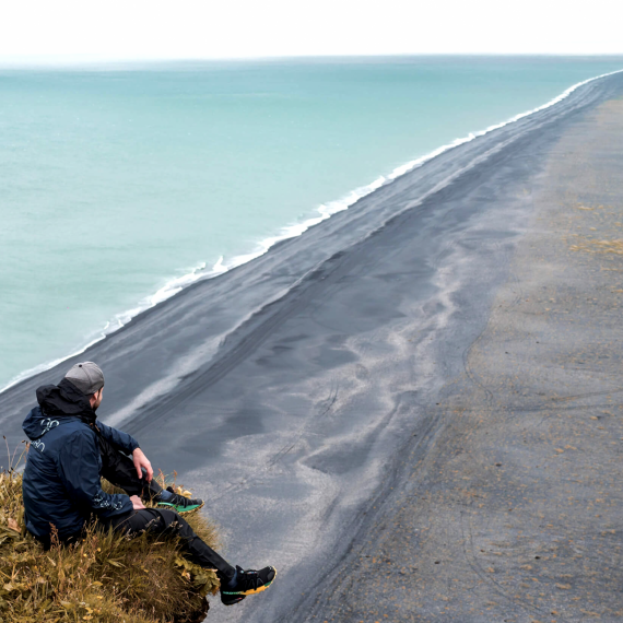 Výhledy na černé dlouhé pláže Islandu 