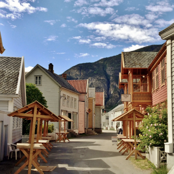 Norská dřevěná architektura ve vesničce Laerdalsoyri 