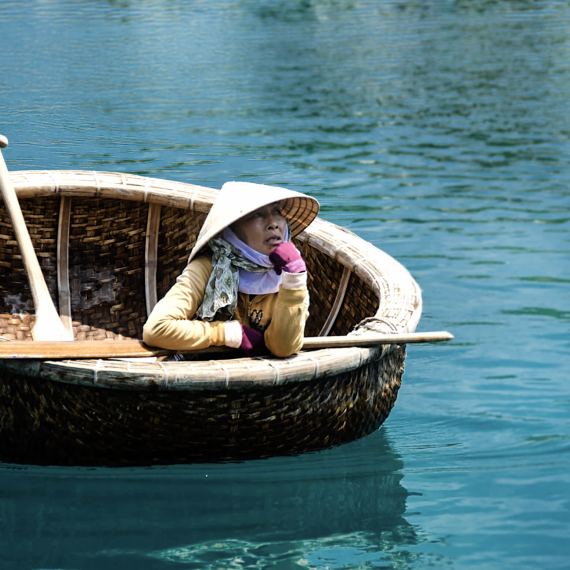 Plavba typickou bamusovou lodí