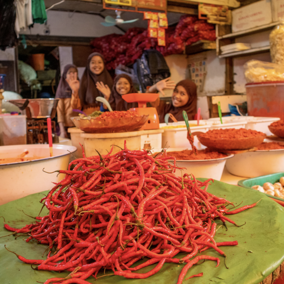 Balijské chili papričky na místním trhu 