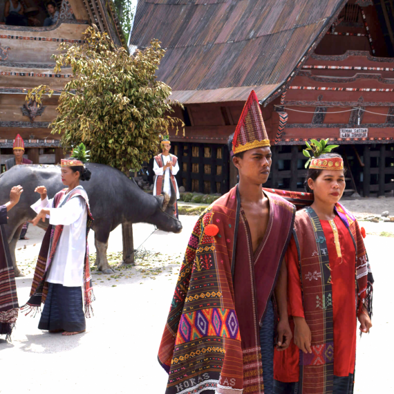 Původní obyvatelé Sumatry - Batakové v tradičních obydlích