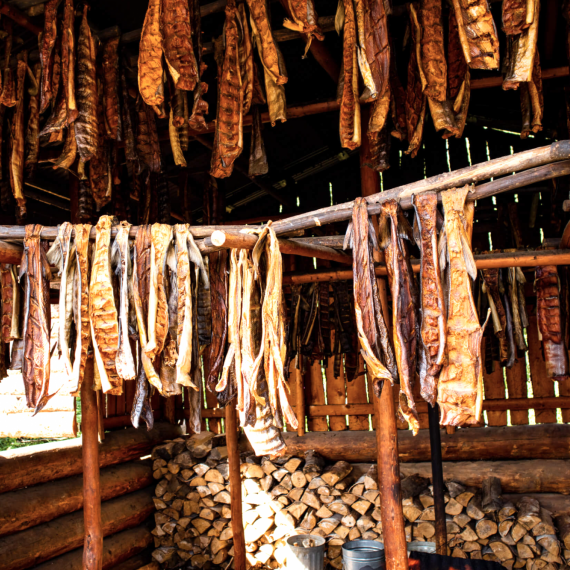 Tradiční zpracování ryb na Aljašce 