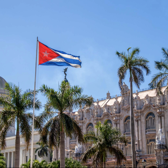 Gran Teatro s kubánskou vlajkou v popředí