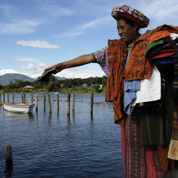 Místní žena na břehu jezera Atitlán v Guatemale  