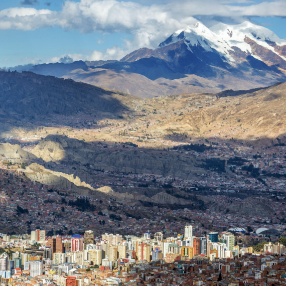  Město v údolí, v pozadí zasněžené 6 tisícové štíty