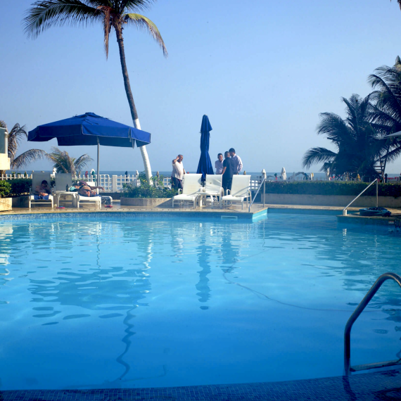 Co takhle ochutnat karibský rum u hotelového bazénu