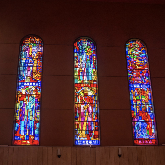 Nádherné vitráže katedrály nejsvětější Trojice