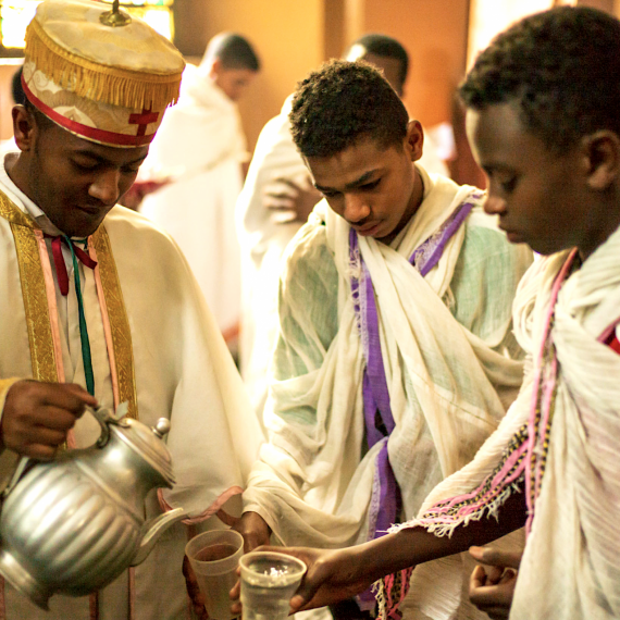 Každý vstupující do kostela by měl mít na sobě bílé oblečení a měl by být bos
