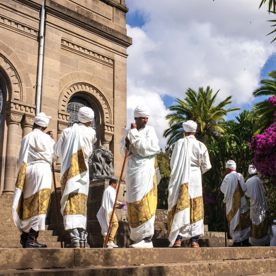 Do kostelů mají své vlastní vstupy ženy, muži, ale i knězi