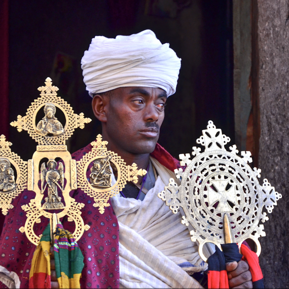 V Asheton Mariam Vám místní kněz ukáže relikvie kostela