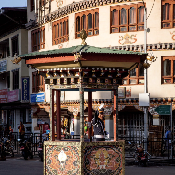 Ukážeme Vám město Thimpu, které je jediné na světě bez světelné signalizace