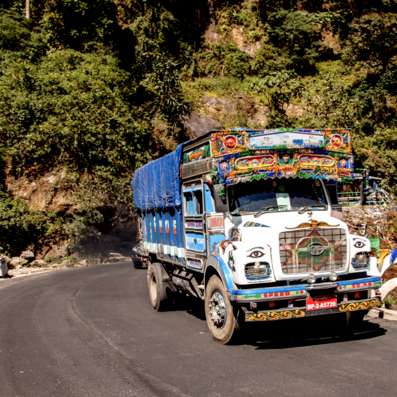 Užijete si serpentýny při cestě do města Paro