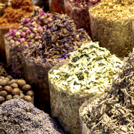 Projdete se po bazaru plného koření a suvenýrů