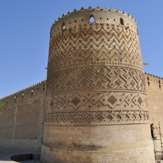 Pevnost Karima Khana v centru Širazu má také svojí šikmou věž