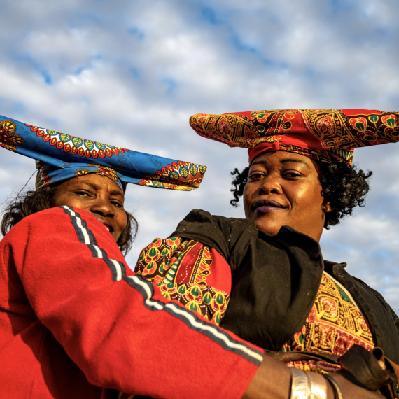 Dozvíte proč nosí členové kmene Herero toto dobové oblečení