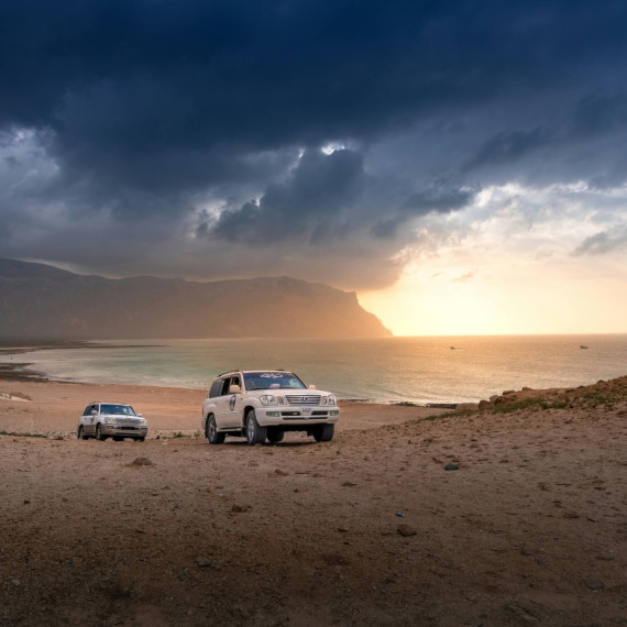 Nasedneme do našich 4x4 jeepů a vydáme se objevovat krásy ostrova.