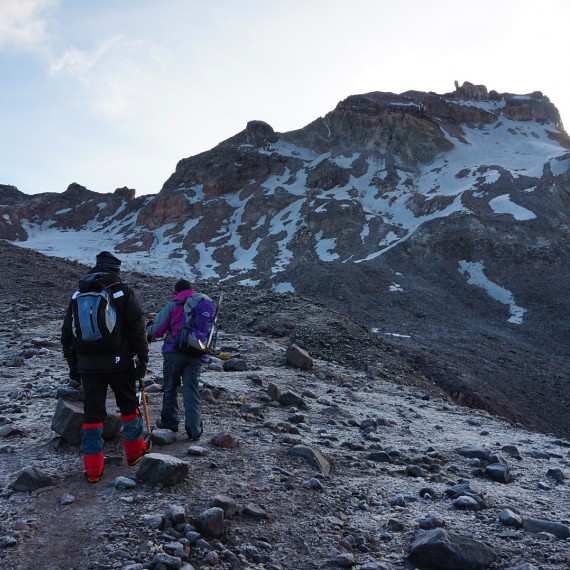Treky vedou po cestě  tvořené sopečným popelem