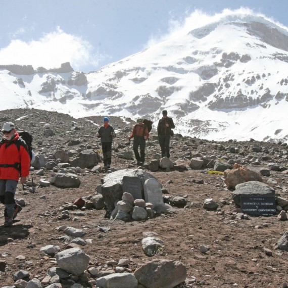 Pokračujeme po ledovém hřebenu, po 7-8 hod přicházíme k vrchu Veintimillia Summit 