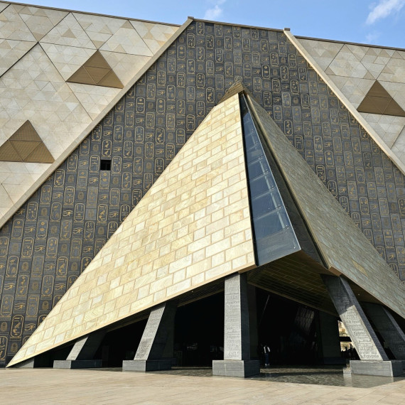 Hlavní vchod do GEM - Velké egyptské muzeum.