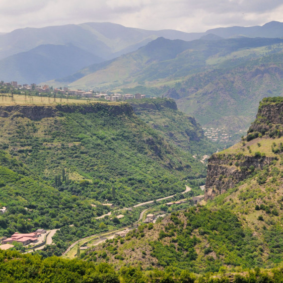 Země severní Arménie je poseta kopci i kaňony. I takové výhledy si užijeme při pohledu z Haghpatu.