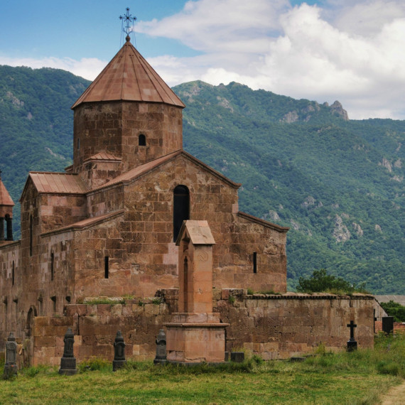Starobylý klášter v Odzuně leží na okraji kaňonu obklopen horami.