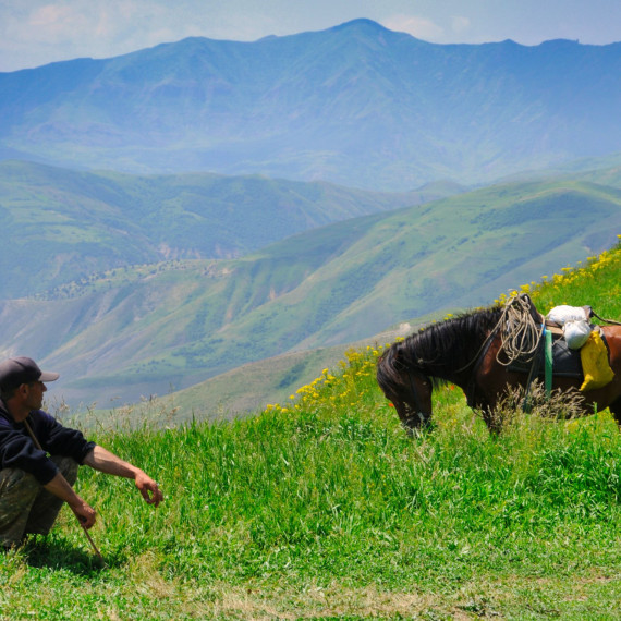 Pastýř v kouzelné krajině, kterou kdysi protínala Hedvábná cesta.