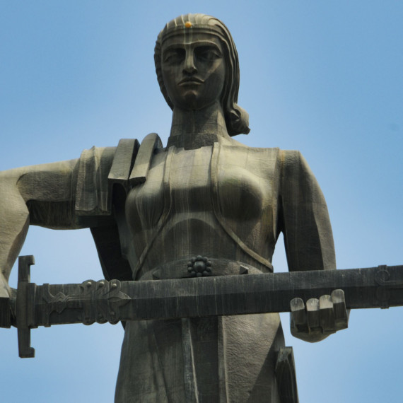 Nad Jerevanem bdí Matka Arménie, odkud si užijeme krásné panorama města.