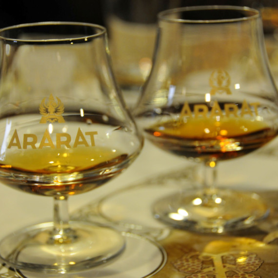 Naši arménskou cestu zakončíme luxusní ochutnávkou nejlepšího brandy Kavkazu.
