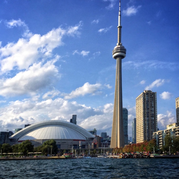 Ikonou torontské skyline je známá CN Tower.
