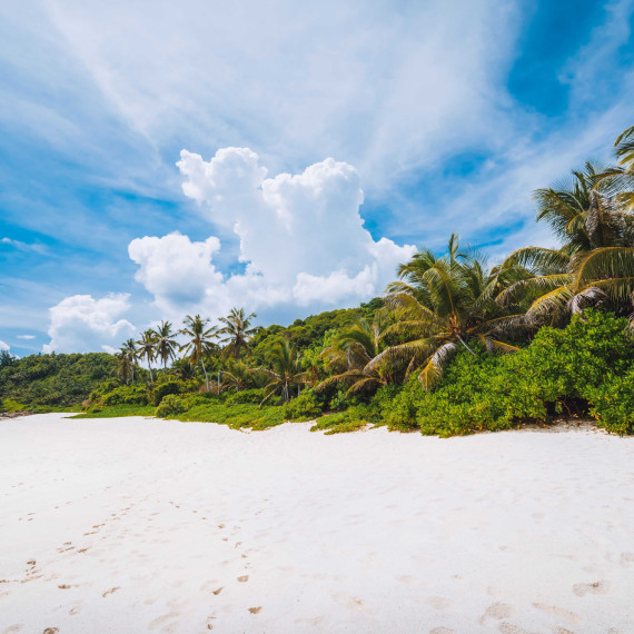 Lesklé pláže ostrova Phu Quoc s bílým pískem si vysloužily přezdívku „Perlový ostrov“.