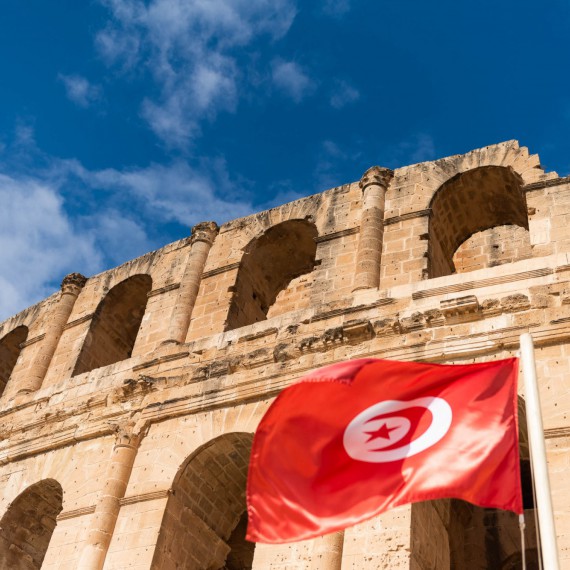 Tuniská vlajka je snadno zaměnitelná s Tureckou. Tuniskou poznáte podle půlměsíce s hvězdou v bílém poli uprostřed vlajky. 