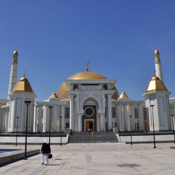 Mešita v Gypjaku patří mezi největší ve Střední Asii a svou výraznou stopu na ní zanechal bývalý prezident Turkmenbaši.