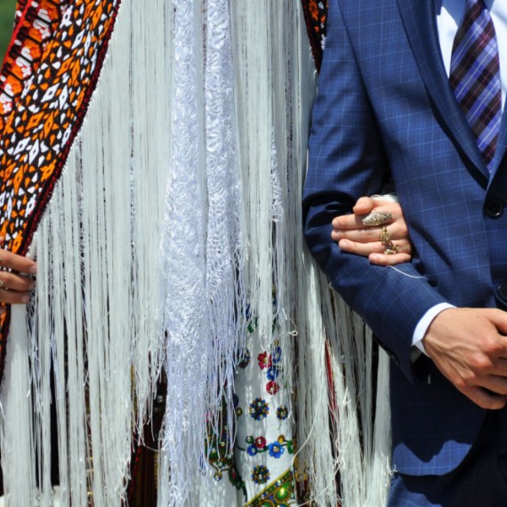 Svatba je v Turkmenistánu plná orientálních tradic. Nejčastěji potkáváme svatebčany v Ašchabadu v parku u Pomníku nezávislosti.