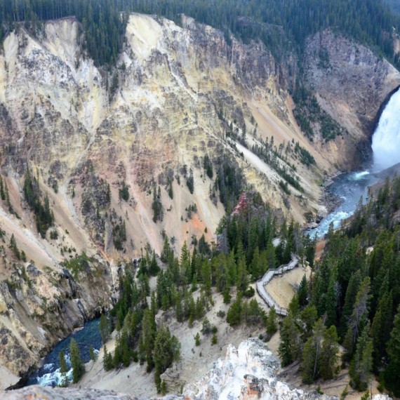Horní vodopád v NP Yellowstone 