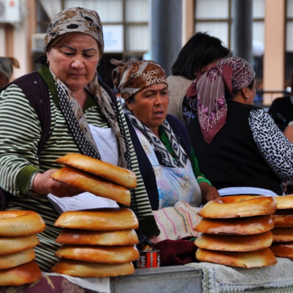 Samarkandské tržiště Siob si užijeme, ochutnáme a nakoupíme si domů sušené ovoce i oříšky.