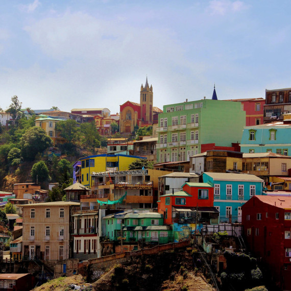 Barevné Valparaiso je přezdíváno také Perla Pacifiku nebo San Francisco Chile.