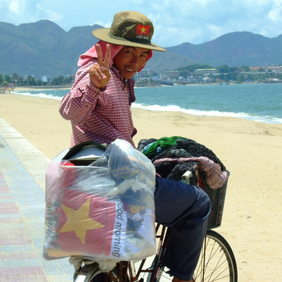 Vietnamský obchodník na plážích Nha Trangu.