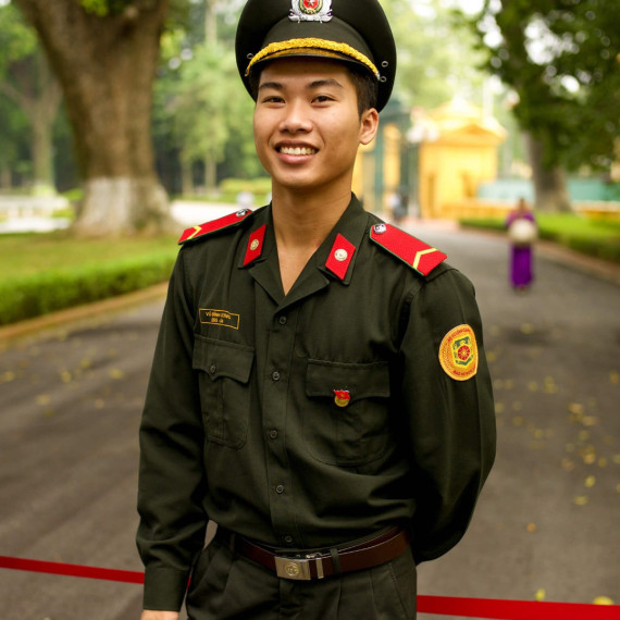 Vietnamský voják pózuje v uniformě poblíž Prezidentského paláce v Hanoji.