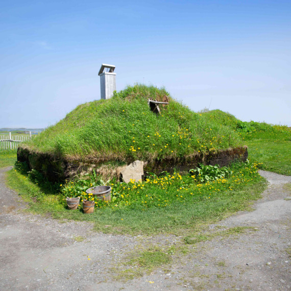 Avšak pro Evropany objevili Ameriku už Vikingové, a to o (téměř) 500 let dříve než Kolumbus. V takových domečcích bydleli.