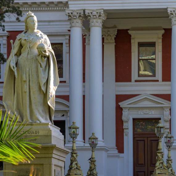 Královná Viktorie před parlamentem v Kapském Městě 