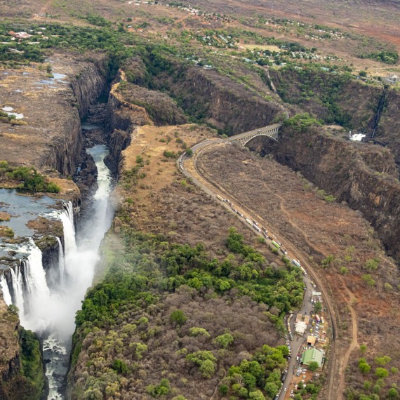 Letecký pohled na Viktoriiny vodopády 