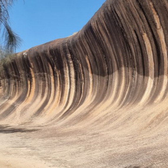 Kamenná formace Wave rock připomíná převalující se vlnu 