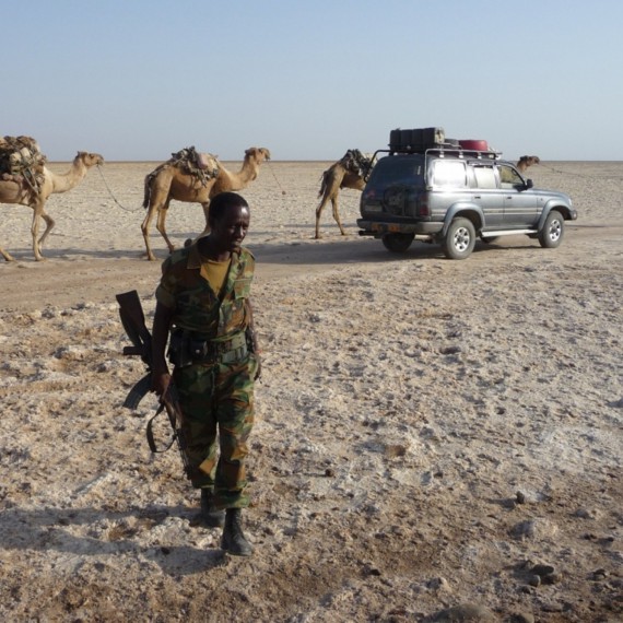 Stále klesáme níže, teplota stoupá a přibývá afarských karavan