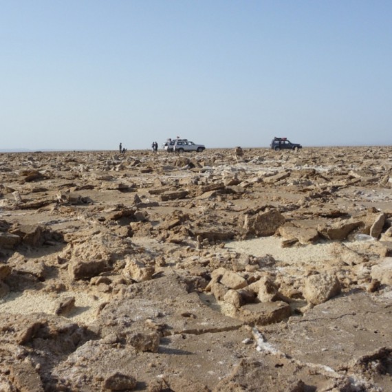 Naše 4 x 4 se pomalu dostávají přes náročný terén Danakilu