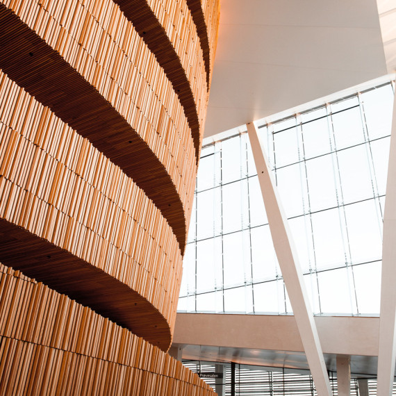 Interiér po vstupu do Opery.