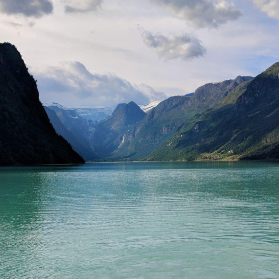 Modré ledovcové jezero Oldevatten.