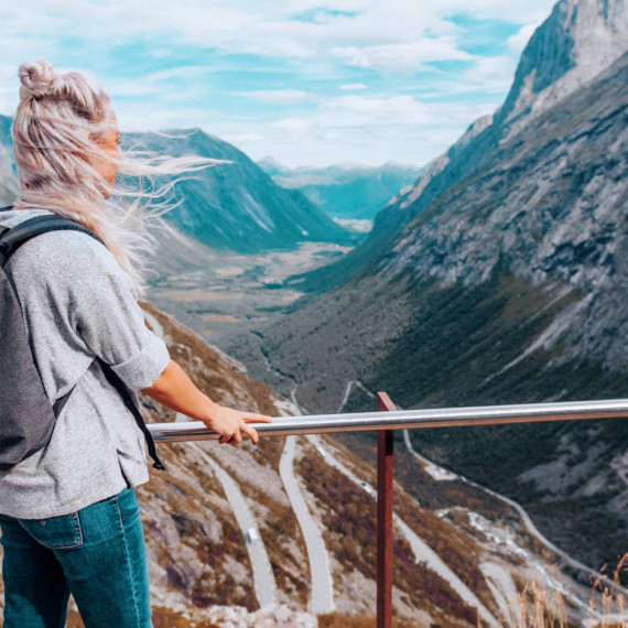 Z jejích serpentin se vám zatočí hlava. Nemusíte se však bát. Naši řidiči jsou špičkoví.